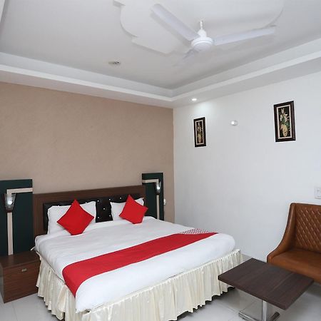 Capital O 18693 Hotel Levanti Gurgaon Esterno foto