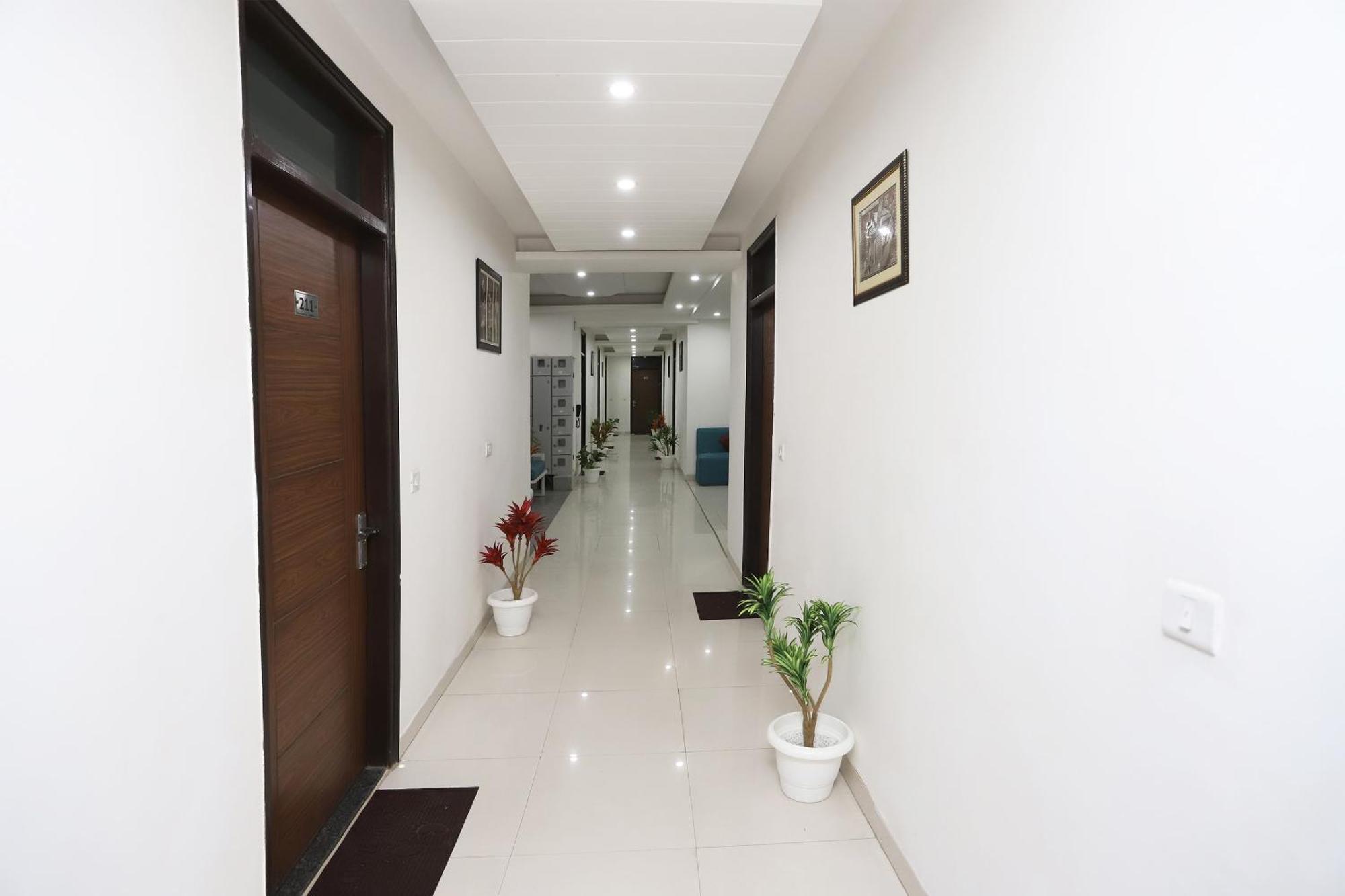 Capital O 18693 Hotel Levanti Gurgaon Esterno foto