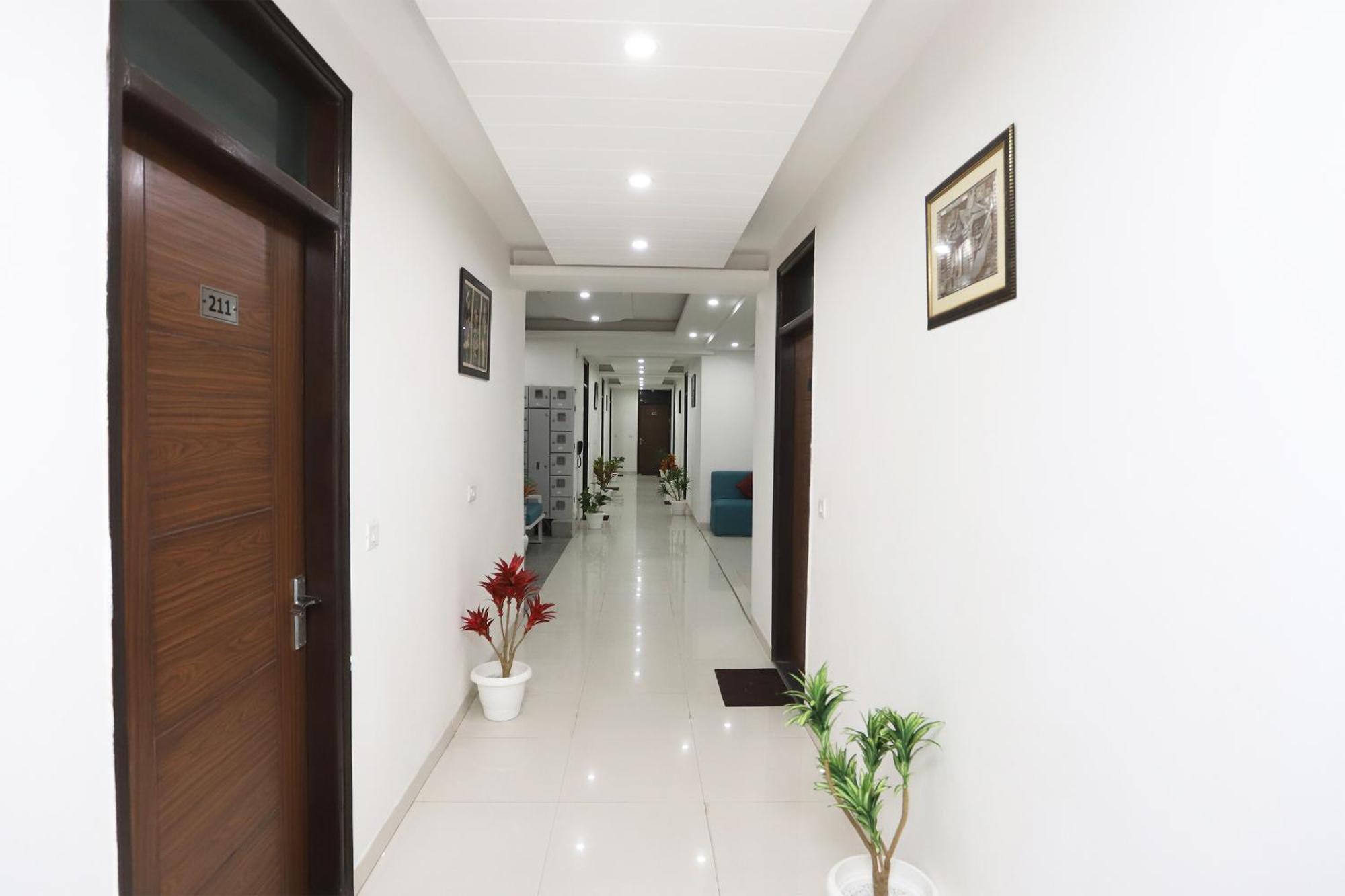 Capital O 18693 Hotel Levanti Gurgaon Esterno foto