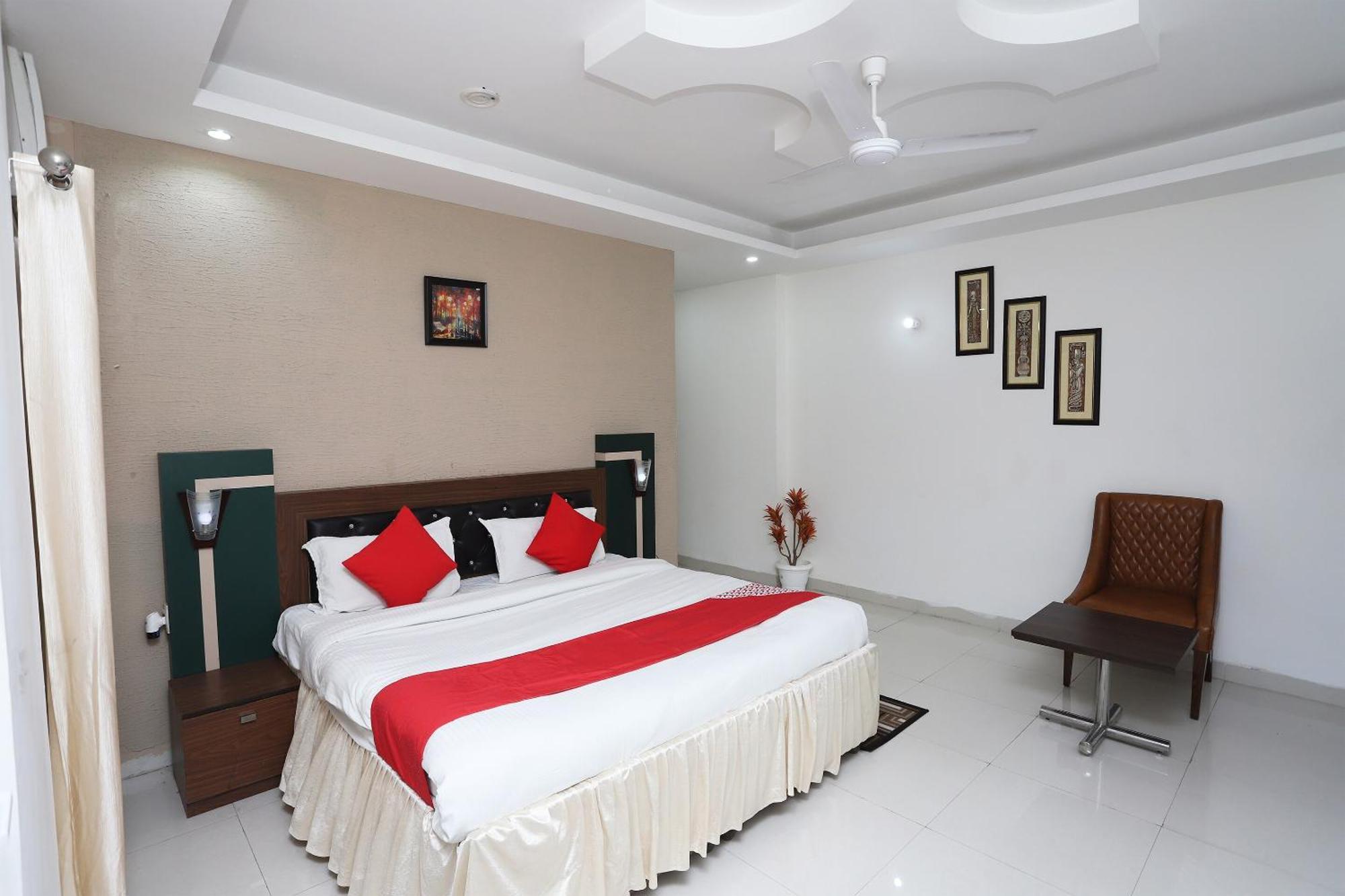 Capital O 18693 Hotel Levanti Gurgaon Esterno foto