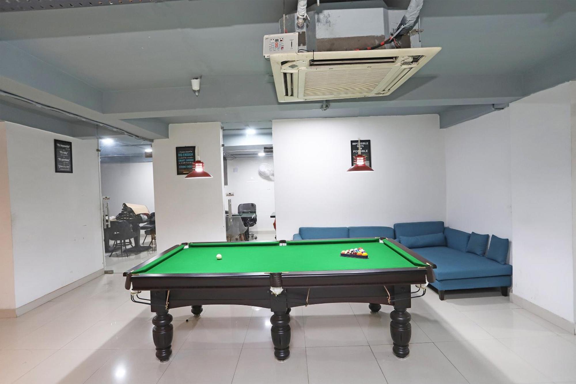 Capital O 18693 Hotel Levanti Gurgaon Esterno foto